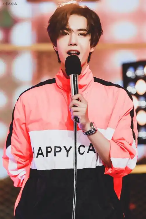 180707 快乐大本营 修图 @uniq-王一博 cr:logo