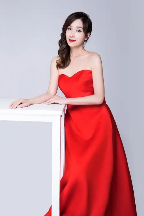 冻龄女神杨恭如情人节写真曝光抹胸红裙明艳动人