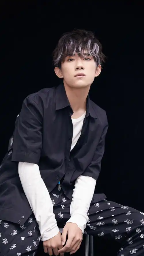 易烊千玺帅气写真