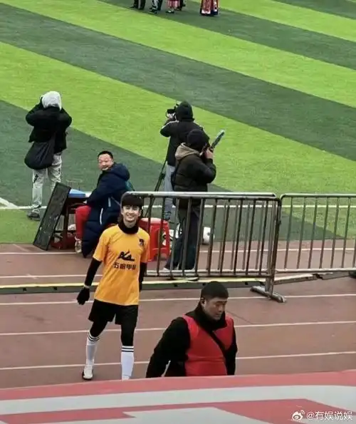 内娱火一个张云龙怎么了##张云龙五哈踢足球路透