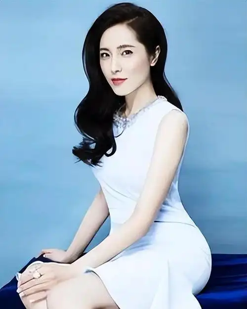 曾黎,这位被赞誉为"中戏最美校花"的女神,曾经以她的魅力迷倒了无数