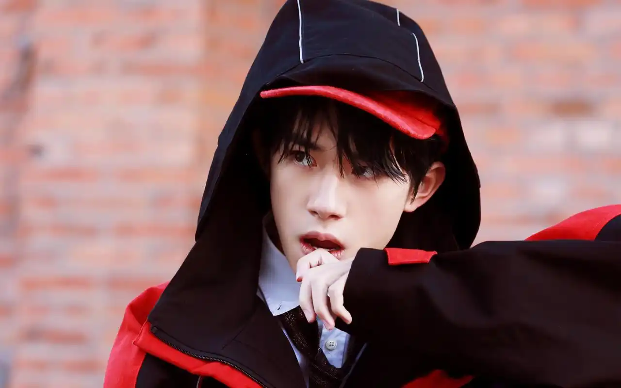 易烊千玺帅气写真高清图片桌面壁纸