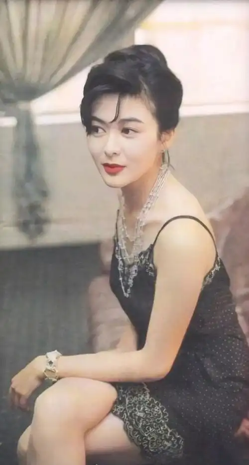 『《黄飞鸿》中的十三姨,时常观众们视作关之琳的颜值巅峰.