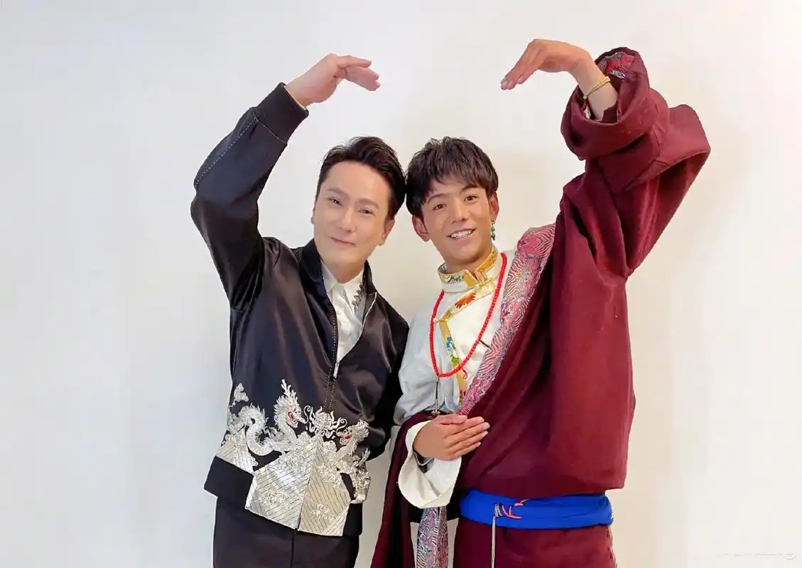 丁真合照篇#我的偶像 #明星 #可爱到犯规 #这谁顶得住啊  - 抖音