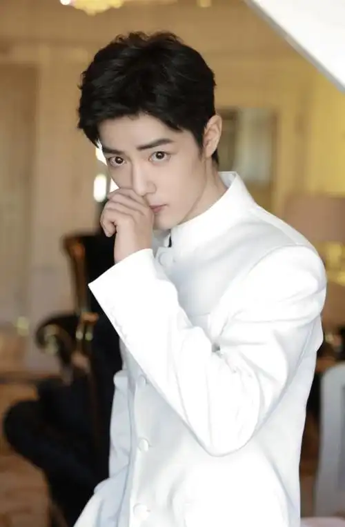 肖战穿白色中山装与小孩合照,头躲开后的表情引发讨论:相由心生