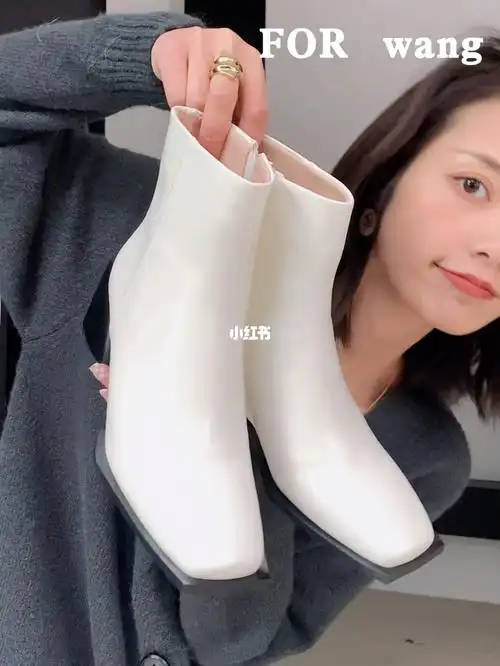 极简气质款白色短靴穿搭