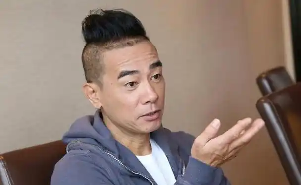 张耀扬和陈小春聚会乌鸦须发皆白山鸡打扮年轻似小伙