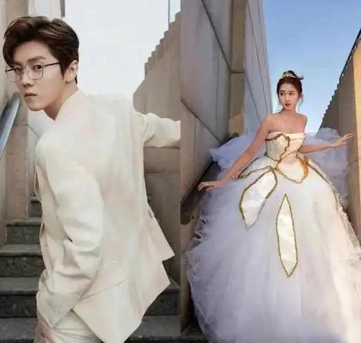 鹿晗和关晓彤聚会动态男方几亿身家低调女方背十几万包包开心