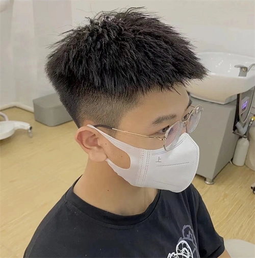 锡纸烫整体长度在耳朵俩指位以上,细软发质,头发扁塌,油性发质