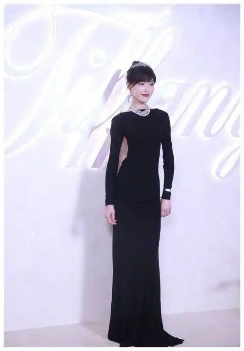 揭秘唐嫣最新活动镂刻脸庞网友直呼似50岁大妈