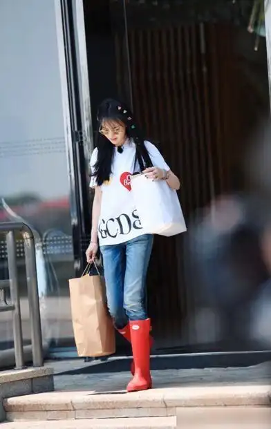 郑爽夏日机场街拍转变风格走帅气风这样的小爽太a了