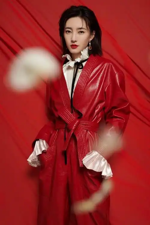 35岁的王丽坤衣品真好穿红色小香风套装似名媛气质很高贵