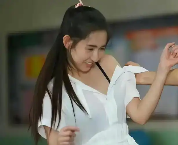 王玉雯内衣若隐若现,校服成了透视装,你告诉我这是青春校园剧?