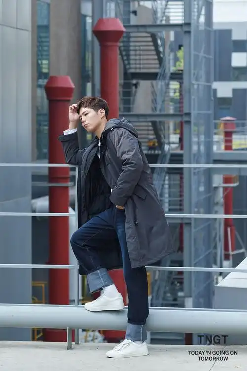 宝剑展示了颜值的重要性,随意的动作表情也充满男人味,全身都被"帅气"