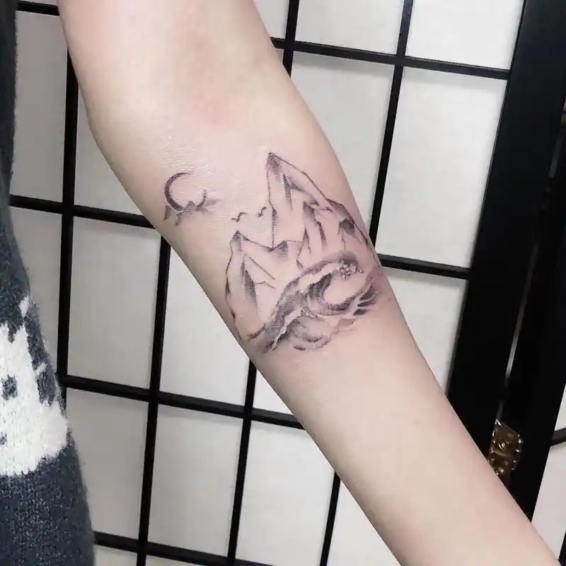 小臂纹身 山海 和王源写的一串英文