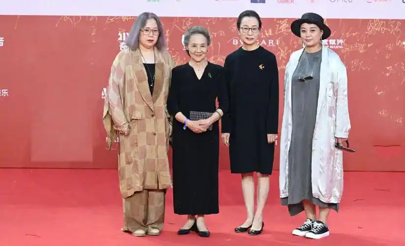 奚美娟北影节红毯照!穿小黑裙戴眼镜彰显高级美,67岁状态真优雅