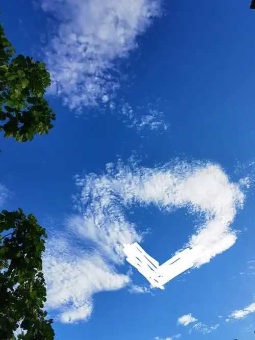 白天的心形云vs黄昏的火烧云