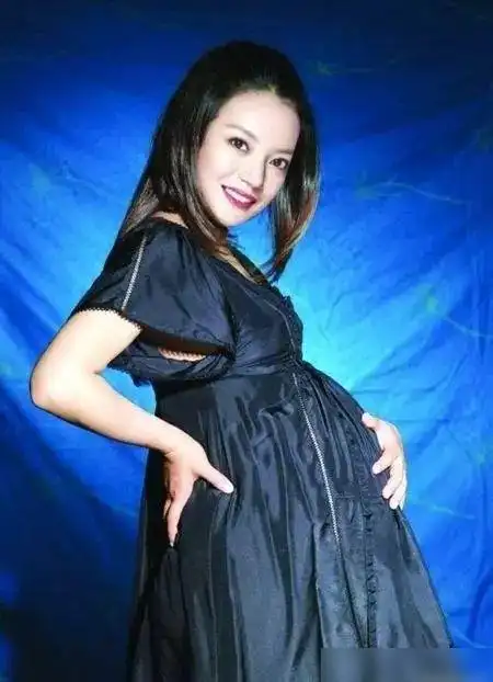 女星孕期怎么穿姚晨穿搭时尚钟丽缇肚大如箩依旧自信满满