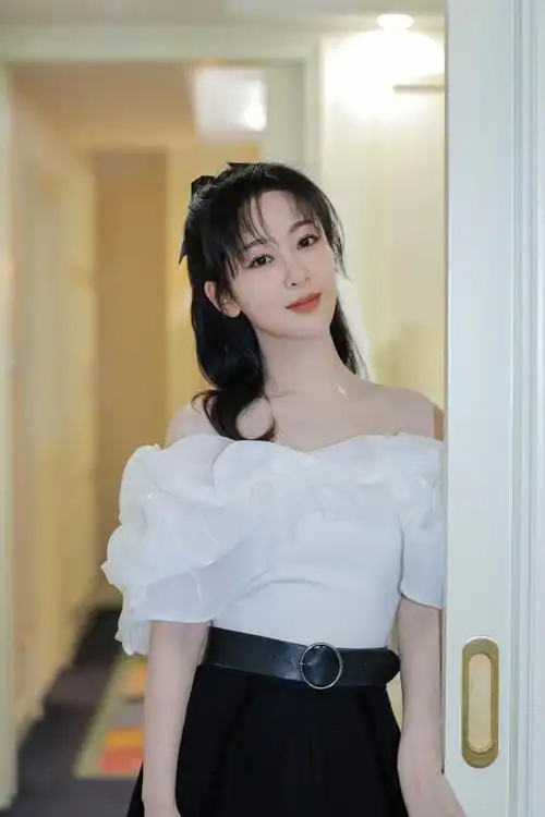 杨紫真是像仙子一样身穿黑白一字领长裙高雅妩媚太仙儿了