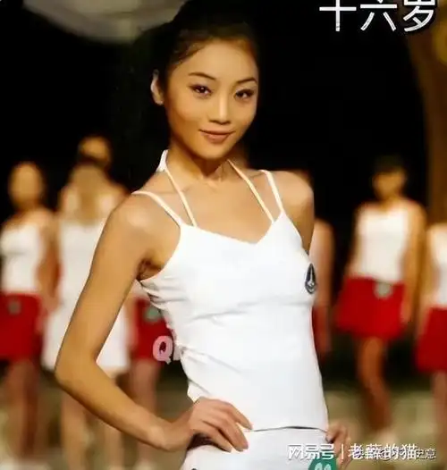 而正是因为从小学习舞蹈,所以李雪珂的身形变得非常完美,在她16岁时