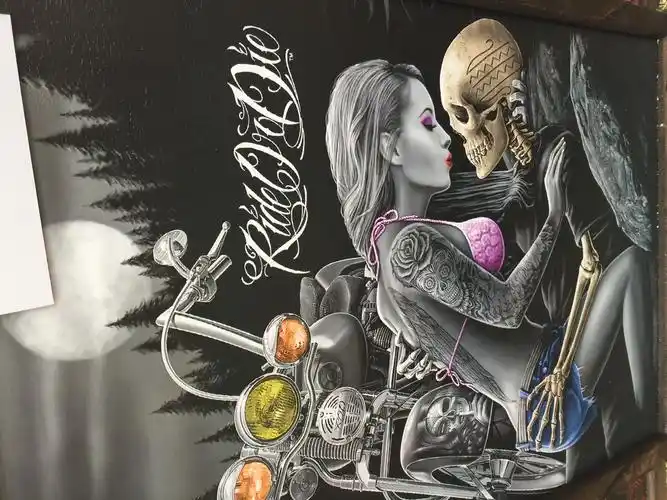 她拥抱的不是骷髅,而是她逝去的爱人