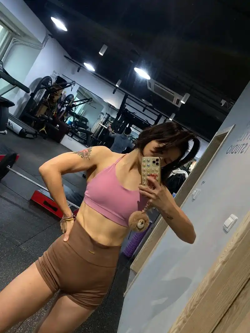 交出你的健身作业 #好身材就要不断的雕刻 #撸铁女孩