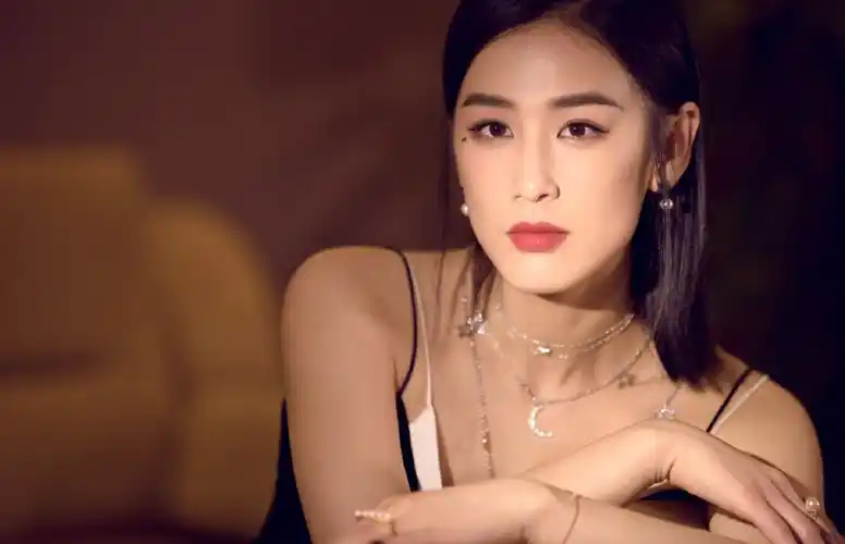 黄圣依性感妩媚时尚写真图片