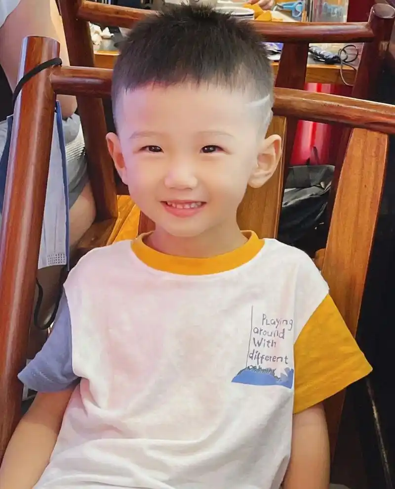 因为等天凉我们就要留长啦 把小狼尾再留起来 以后每年夏季都得剪短