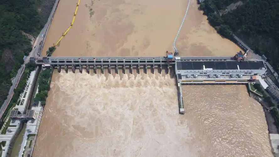 春江大坝展雄姿 奋战洪水保平安