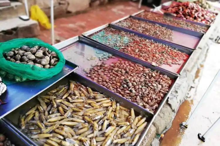 中秋节前菜市场海鲜丰富多彩 价廉物美 带鱼最低5块钱一斤