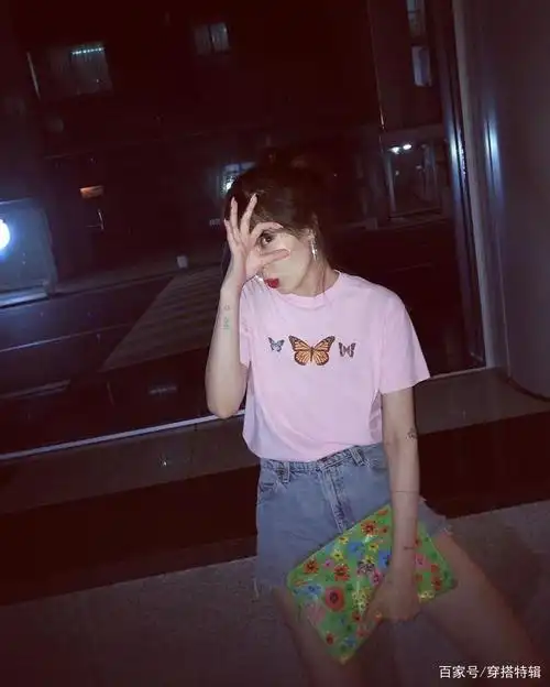 泫雅穿睡衣素颜出镜在便利店门口凹造型 放飞自我状态好