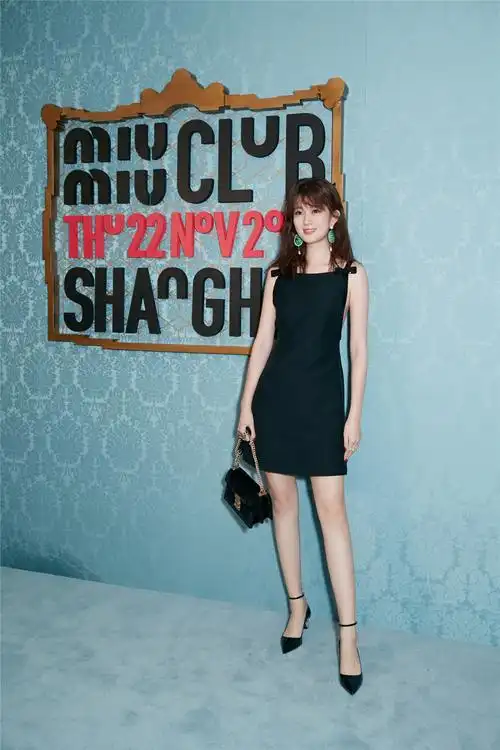 乔欣受邀出席早春时装秀 黑色蝴蝶结吊带裙俏皮少女秀长腿