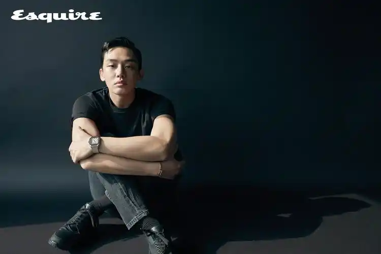 刘亚仁最新画报公开 希望打破大众"感受"