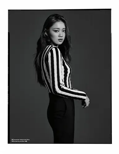 组图:韩星李圣经成熟写真 高傲气质背后的顽皮_高清图集_新浪网