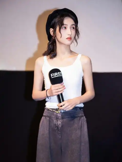 张子枫低头笑##张子枫好灵