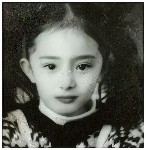 17年前,有谁注意到刘亦菲身后打伞的小女孩,现已火得一塌糊涂!