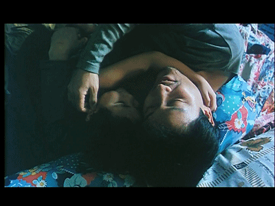 只要两个人在一起,阿荣都会习惯性地把明仔抱在怀里,他会通过各种亲昵