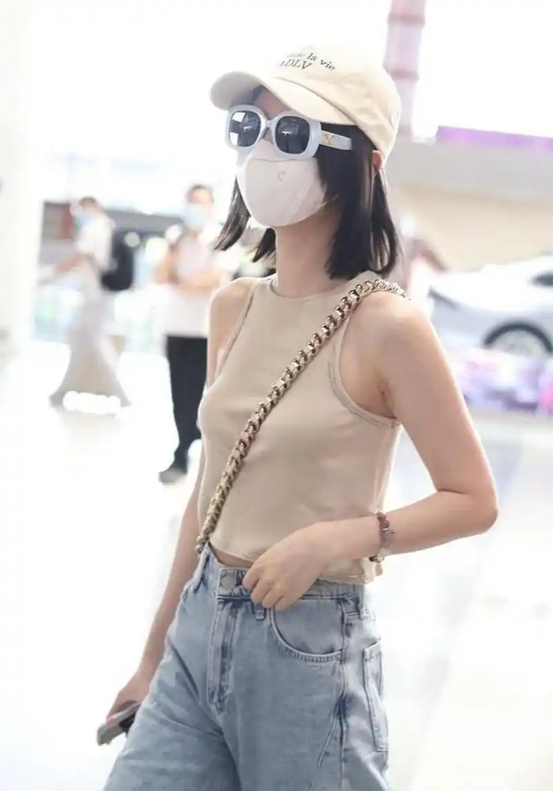 毛晓彤机场图,短背心加牛仔裤,靓丽感十足.