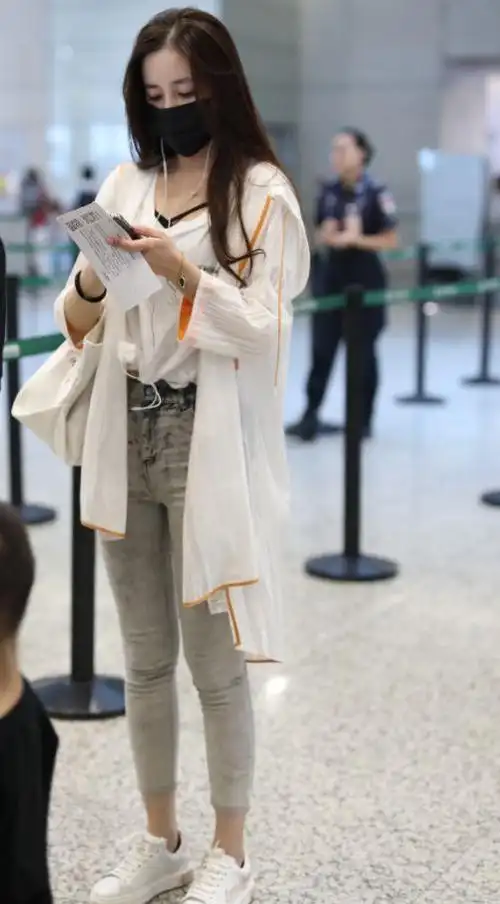 陈欣予机场凹造型,打底衫内两根交叉带子惹眼,网友:不得了!