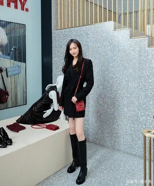 例如连衣裙不仅可以搭配高跟鞋,还可以搭配靴子,唐嫣这次出席活动的