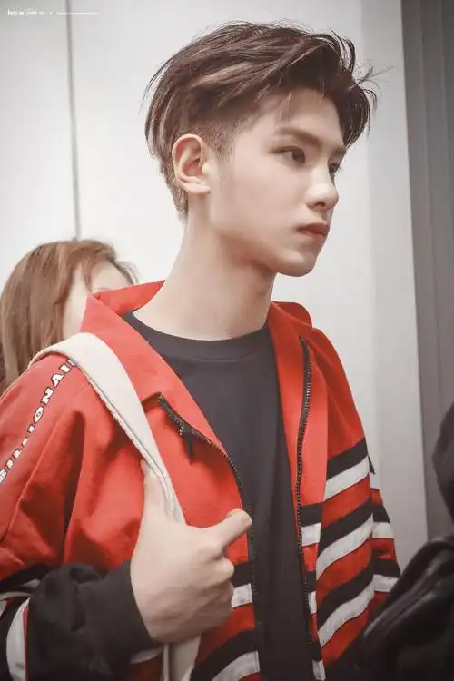 来看看黄明昊14岁的时候跳的舞蹈怎么样!