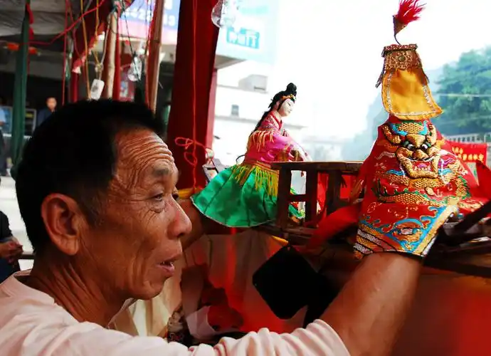 布袋木偶(戏剧)布袋木偶,又称掌中木偶戏.是福建省的地方传统戏剧.