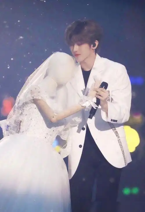 蔡徐坤可太会了穿白色西装与玩偶新娘共舞女友粉我没了