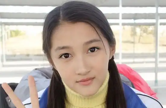 关晓彤正式入学出道14年拍近100部戏