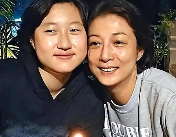 70岁林凤娇守活寡40年,守得云开见月明,成龙甘愿交出上亿身家