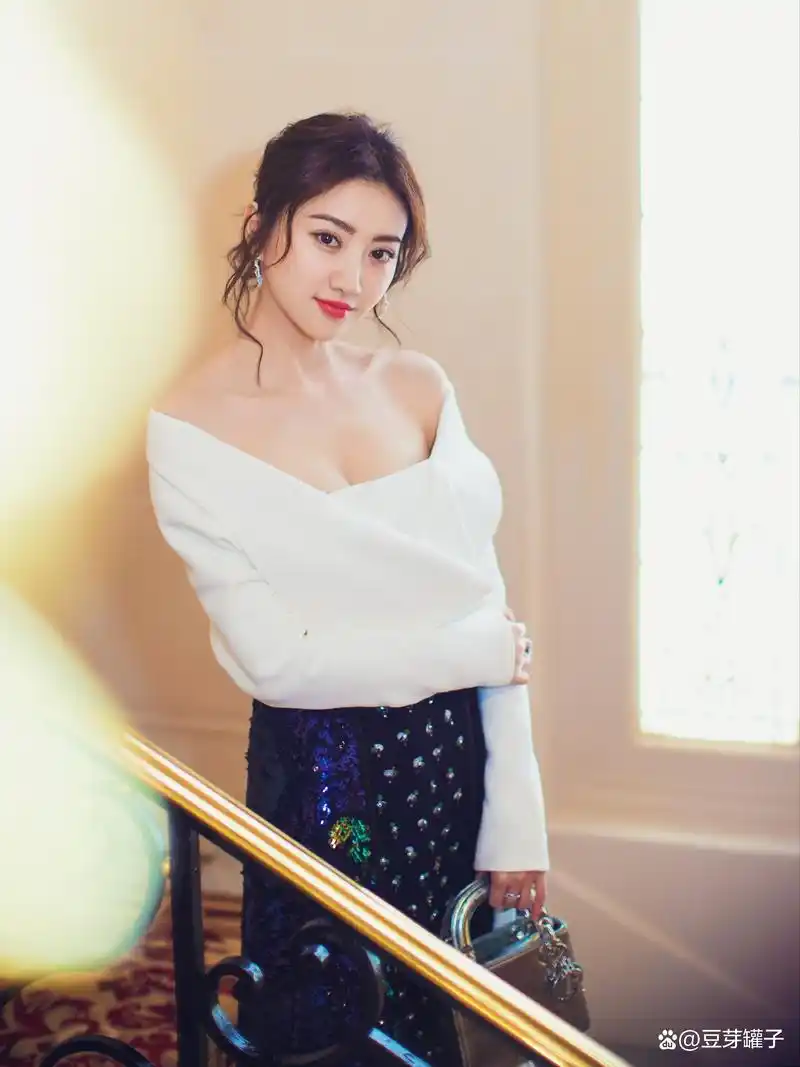 轻熟女神景甜,美丽写真照,展示事业线,香艳而性感