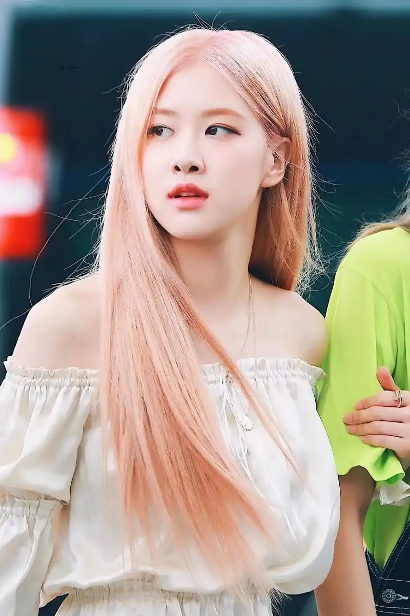 长腿,白皮肤和满脸的胶原蛋白,年轻少女就该有的样子啊,粉色的直长发