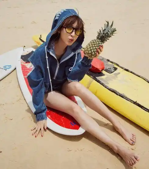 张俪开启度假模式 大玩下衣失踪险失守(图)