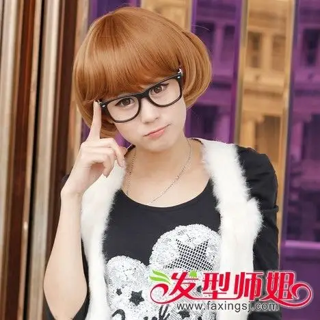 07:03来源:发型师姐编辑:fengye 女生的蘑菇头短发经过 烫发处理,在