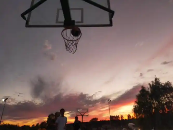 傍晚的夕阳与球场真的是绝配 - 小程不会打篮球 - 图虫